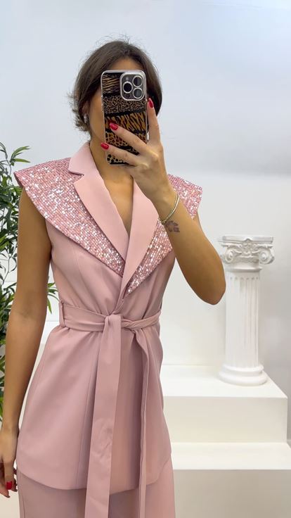 Traje con detalle de cuello empolvado